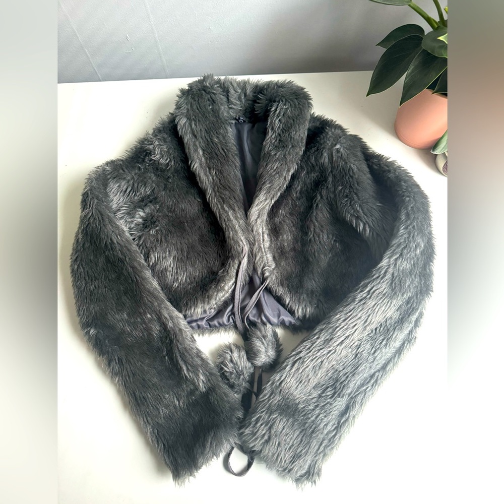 faux fur cropped coat, size small, gray. In great condition, no stain no rips.